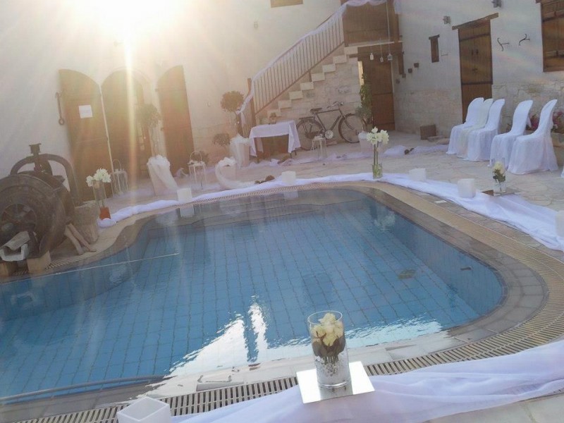 555995_406892992736394_401613865_n